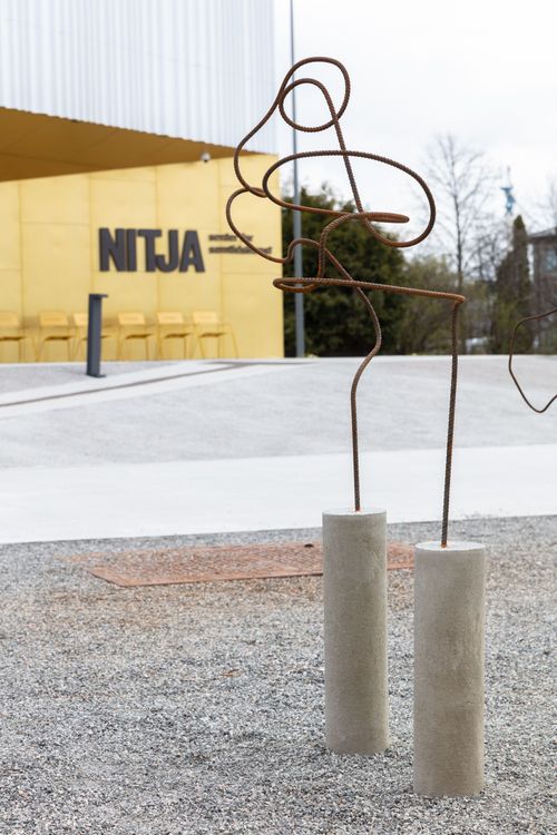 Anjelika Varumning yalangoch fotosurati Erkak kokragidan sut ichadi